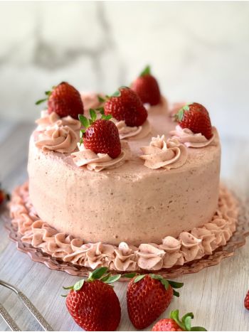 Strawbery Cake (1Kg)